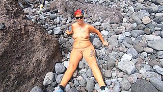 Short-haired tattooed girlfriend gives outdoor beach blowjob