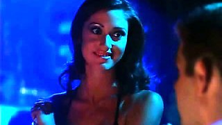 Here is Shannon Elizabeth topless does strip dance in this