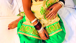 Ghar par koye nahin hai chalo step sister hum sex karate hain mujhe kandom pasand nahin hai sautele bahan please apne kapade kholo