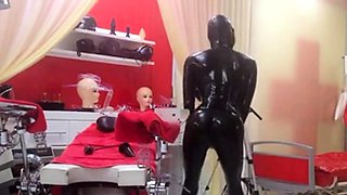 Kylies Latex-Webcamshow BDSM-Spa im Studio