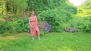 SUPER-FUCKING-HOT MOM ONLYFAN Flick Content PHAT TITTY Backyard Glimpse COMPILATION
