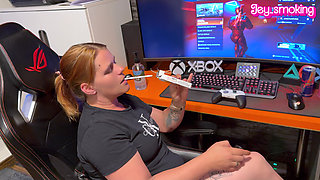Gamer Girl Fucks Her Cunt with a Red Bull While She Smokes