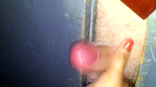 Svenska Hustruns Glory Hole Handjob