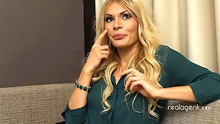 Busty Goldilocks likes to feel huge dildo in her ass during Sapphic games