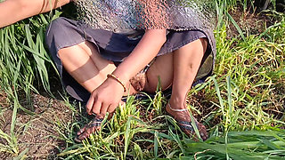 Indian Desi Village Outdoor bhabhi ne apne ghagara utha Kar apni khubsurat pankhudiyon wali bhosdi ke darshan Apne devar ko karvaya khule kh