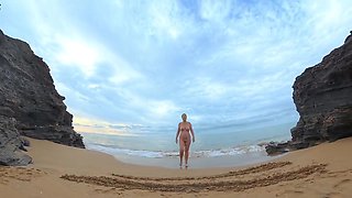 Exhibicion En La Playa De Esta Madurita Jugando En La Arena Como Una Perro