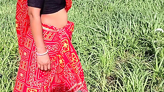The beautiful sister-in-law of the desi village is yearning for sex with her slender waist in the field with her fingers in her beautiful pussy, showing her brother-in-law her brother-in-law.