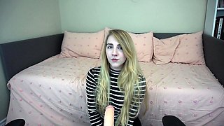 amateur blonde solo webcam