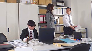 A Female Boss Who Was Made To Cum By An Incompetent