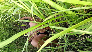 The young daughter-in-law, tormented in the open field, secretly saw the daughter-in-law's relationship in the pussy.