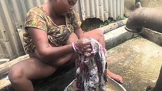 Indian bhabhi kapde dhote hue mast lagti hai