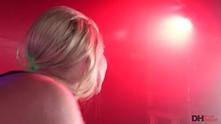 Posh cougar Christie Stevens mind-boggling sex video