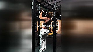 Muscle Mommy Pull-Up: Virgin Pussy Flash Gym Live