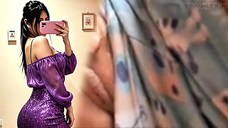 Porn Actress Shows Her Pussy