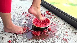 carla crush watermleon before smirni has to eat