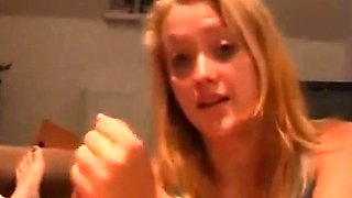 Girl gives an amazing handjob - Amateur Homemade Video