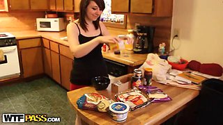 Guy fuck his girlfriend in the kitchen and Cum shot