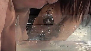 Investigator Captured by Female Boss of a Criminal Organization Refuses to Confess Identity, Even Having Face Submerged in Tank