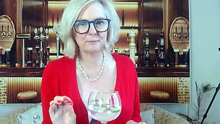 Mature blonde granny loves to masturbate her puss