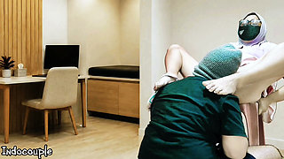 Hijab Cheating wife let her boss to eat her pissing and creamy pussy in office